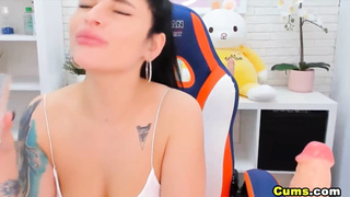 Cute Chick Plays Her Pussy on Cam