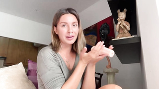 Astounding female is showcasing a decent way to lick muff, for everyone who wants to know