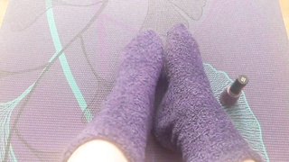 Arab honey is painting her toe tears up in purple and attempting to make a movie