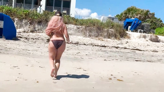 Hefty boobed ash-blonde, Kelley Cabbana is fondling her poon on the beach and screaming while jizzing