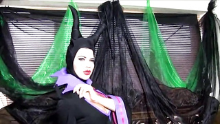 Costume Play PLUS-SIZE Ominous Witch has massive mounds