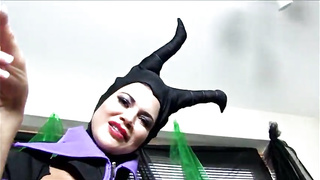 Costume Play PLUS-SIZE Ominous Witch has massive mounds