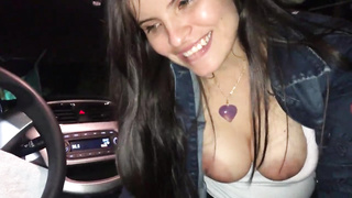 Tatiana Morales hace blowjob en su auto y luego se lo come
