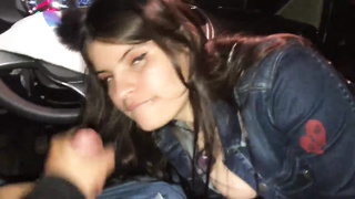 Tatiana Morales hace blowjob en su auto y luego se lo come