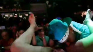 Well-Liked singer is frigging a random woman on the stage, to make her bellow from sheer pleasure