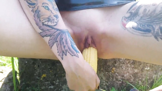Lucy Raven fuckin' vulva with corn in public