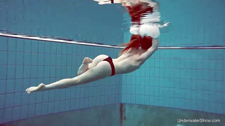 Mariusa got bare and went into the swimming pool, thinking that no one would observe her