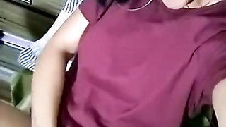 Safada gemendo e batendo uma siririca