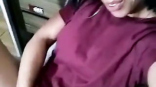 Safada gemendo e batendo uma siririca