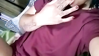 Safada gemendo e batendo uma siririca