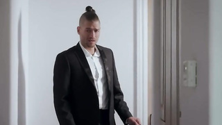 Sex-Positive blondes fell for the same fellow and determined to have a 3 way with him